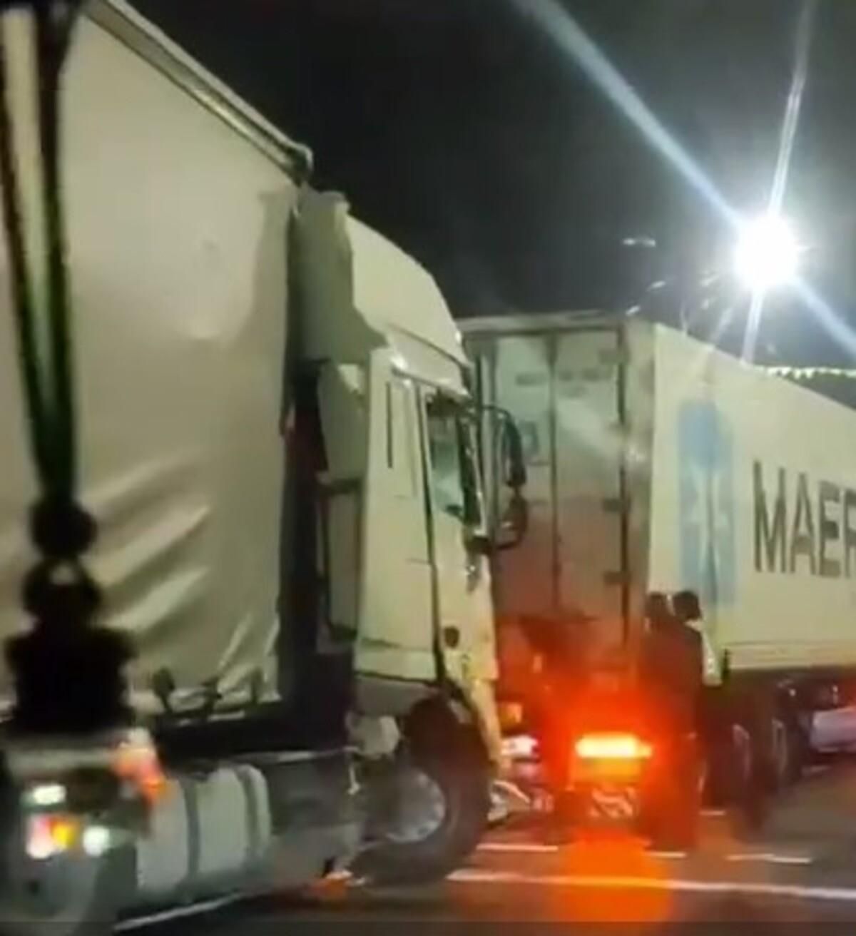 В Буче ночное ДТП с двумя фурами парализовало движение: кадры с места масштабной аварии В Буче ночное ДТП с двумя фурами парализовало движение: кадры с места масштабной аварии