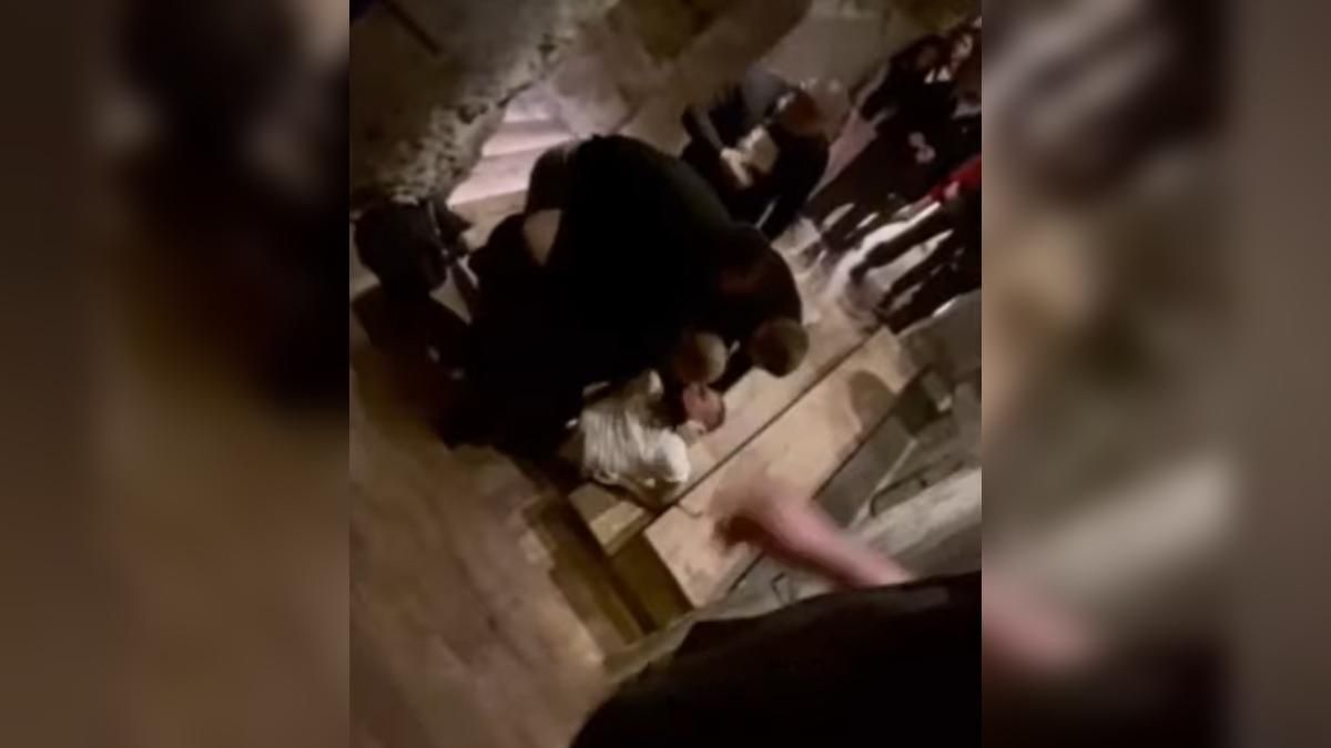 Охоронці жорстко побили відвідувача закладу в Дніпрі: свідки лише знімали відео - 24 Канал