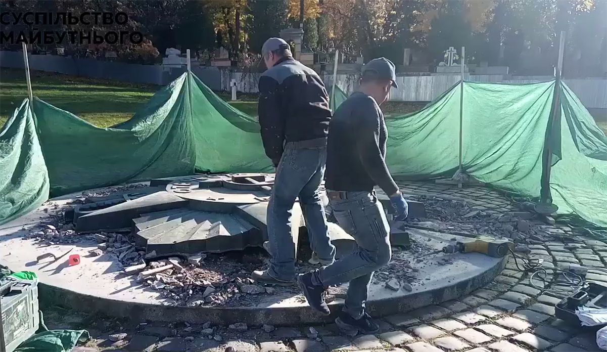 На Марсовому полі у Львові почали демонтувати радянську зірку - Новини Львів - Львів На Марсовому полі у Львові почали демонтувати радянську зірку - Новини Львів - Львів