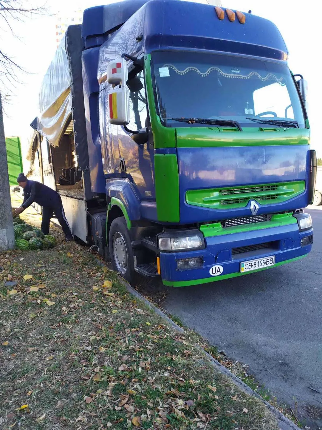 У Києві на Оболоні викинули пів вантажівки гнилих кавунів У Києві на Оболоні викинули пів вантажівки гнилих кавунів