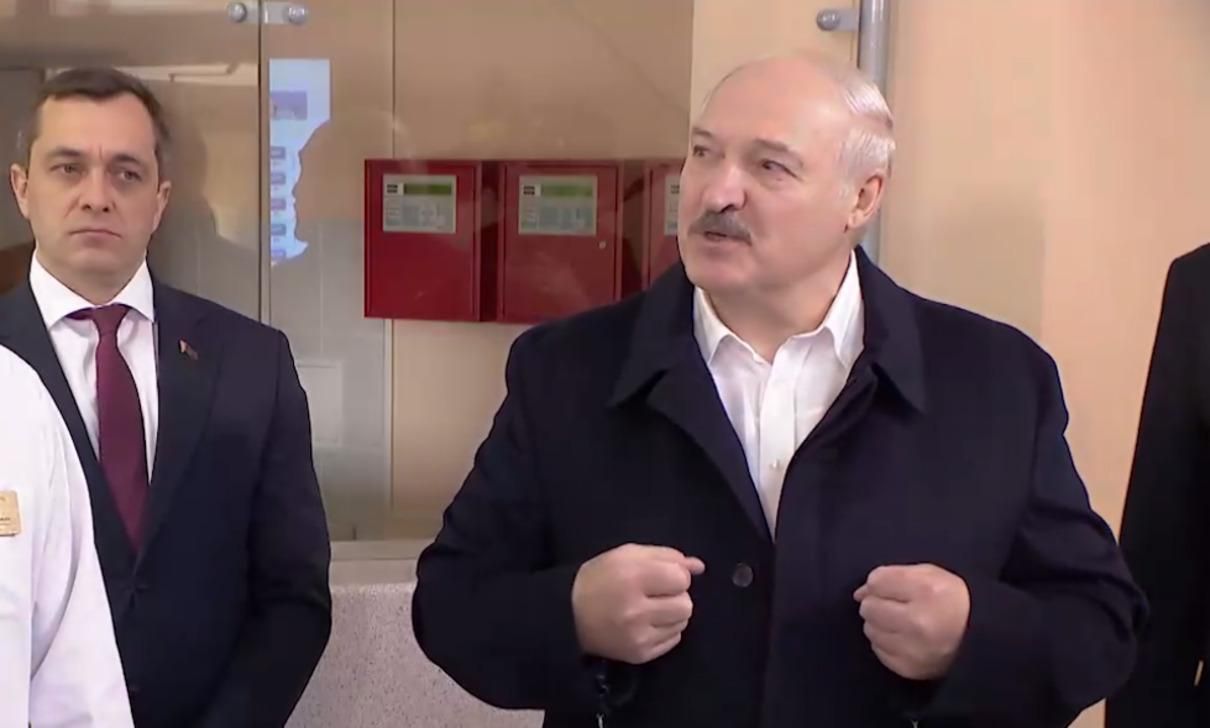 Лукашенко заявил, что западные вакцины нужны белорусам, чтобы просто "свалить в Европу"