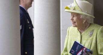 Улыбающаяся и в ярком платье: Елизавета II на первой встрече после возвращения из больницы
