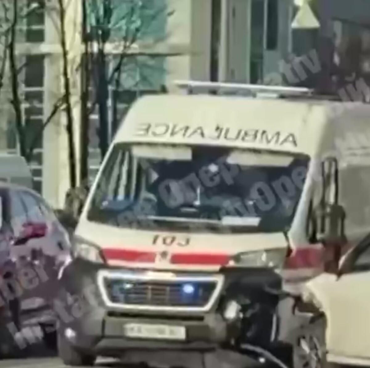 У Києві сталася серйозна автотроща зі швидкою, вантажівкою та легковиком - Новини Києва - Київ У Києві сталася серйозна автотроща зі швидкою, вантажівкою та легковиком - Новини Києва - Київ