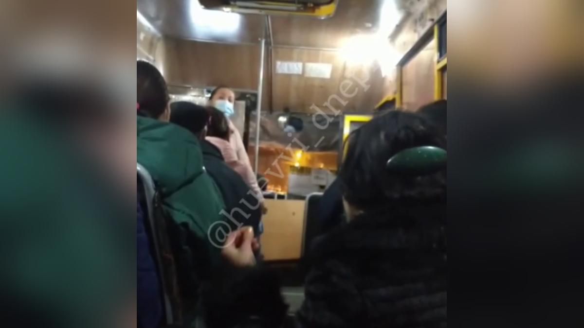 Сиділа та кричала: у дніпровській маршрутці влаштувала шалений скандал – відео сварки - Свежие новости Днепра - 24 Канал Сиділа та кричала: у дніпровській маршрутці влаштувала шалений скандал – відео сварки - Свежие новости Днепра - 24 Канал