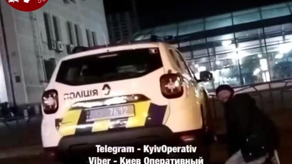 У Києві тіктокер заради веселого відео вкрав ковпачки з машини поліції - Київ У Києві тіктокер заради веселого відео вкрав ковпачки з машини поліції - Київ