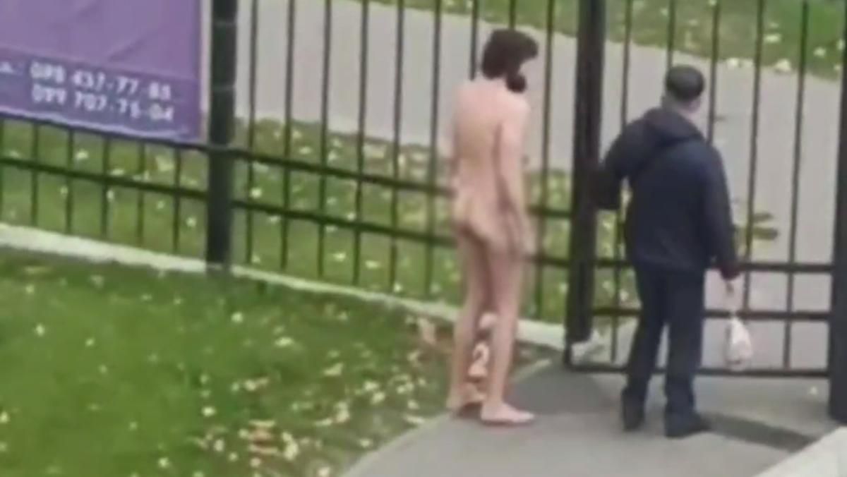 В Киеве увидели мужчину, который несмотря на холод шел по улице полностью голым