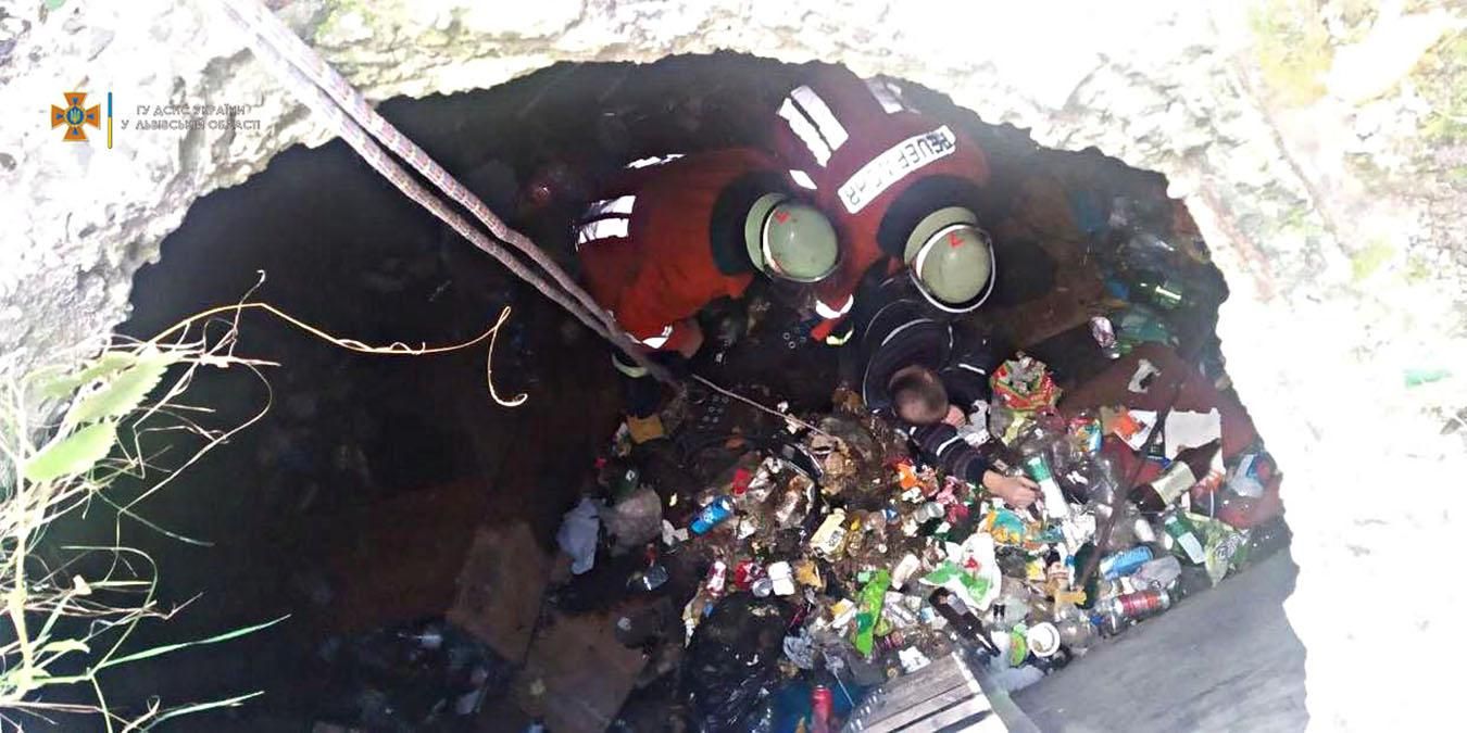 На Львівщині люди провалилися у 4-метрову яму - Свіжі новини Львова - Львів На Львівщині люди провалилися у 4-метрову яму - Свіжі новини Львова - Львів