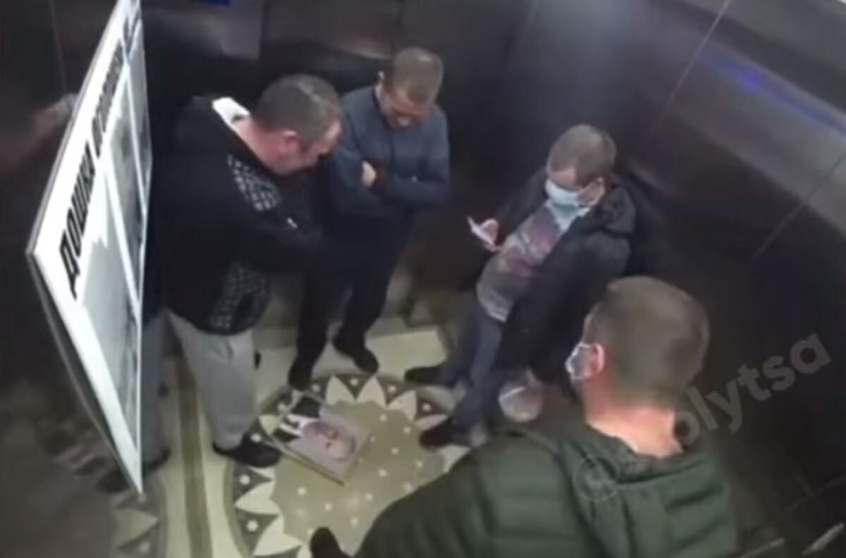 У київському будинку в ліфті "поселили" Путіна: реакція людей - Новости Киев - Киев У київському будинку в ліфті "поселили" Путіна: реакція людей - Новости Киев - Киев
