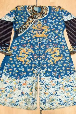 Суддівська мантія з рідкісними малюнками драконів Суддівська мантія з рідкісними малюнками драконів