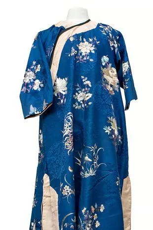 Елегантний шовковий халат з вишитими білими квітами / Елегантний шовковий халат з вишитими білими квітами /