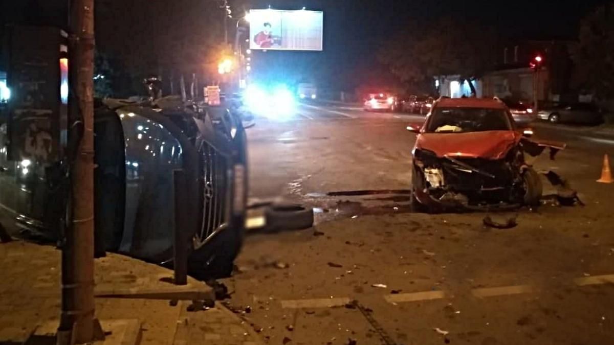 Врізався та перекинувся: в Одесі сталась жорстка аварія позашляховиків – відео з місця - 24 Канал Врізався та перекинувся: в Одесі сталась жорстка аварія позашляховиків – відео з місця - 24 Канал