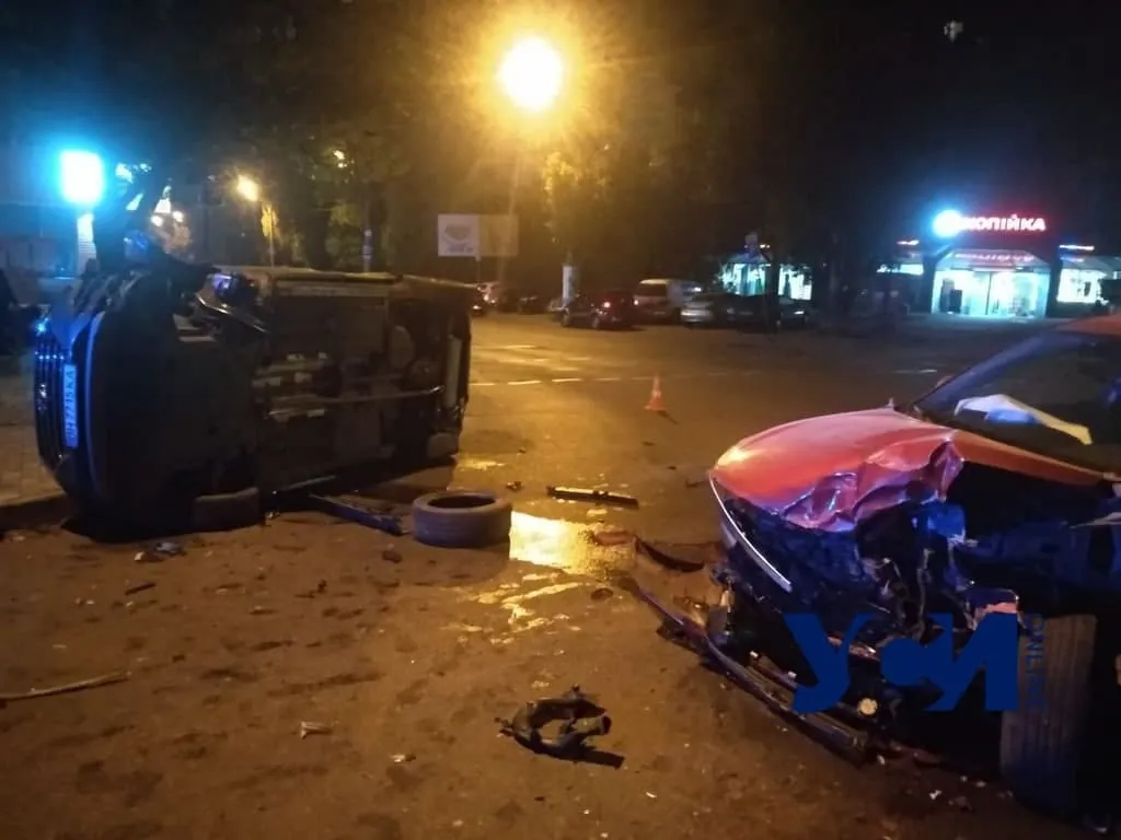В Одесі авто перекинулося в ДТП В Одесі авто перекинулося в ДТП