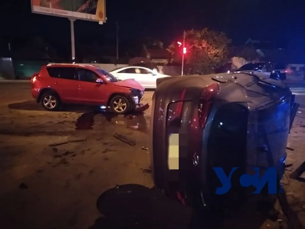 В Одесі авто перекинулося в ДТП В Одесі авто перекинулося в ДТП