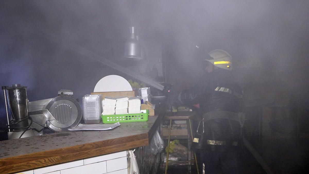 Раптово спалахнула бургерна в центрі Дніпра: працівники були безсилі - Україна новини - 24 Канал