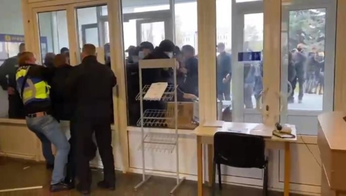 У Броварах ветерани АТО штурмували міськраду: трощили двері й боролися з поліцією - Новини Києва - Київ У Броварах ветерани АТО штурмували міськраду: трощили двері й боролися з поліцією - Новини Києва - Київ