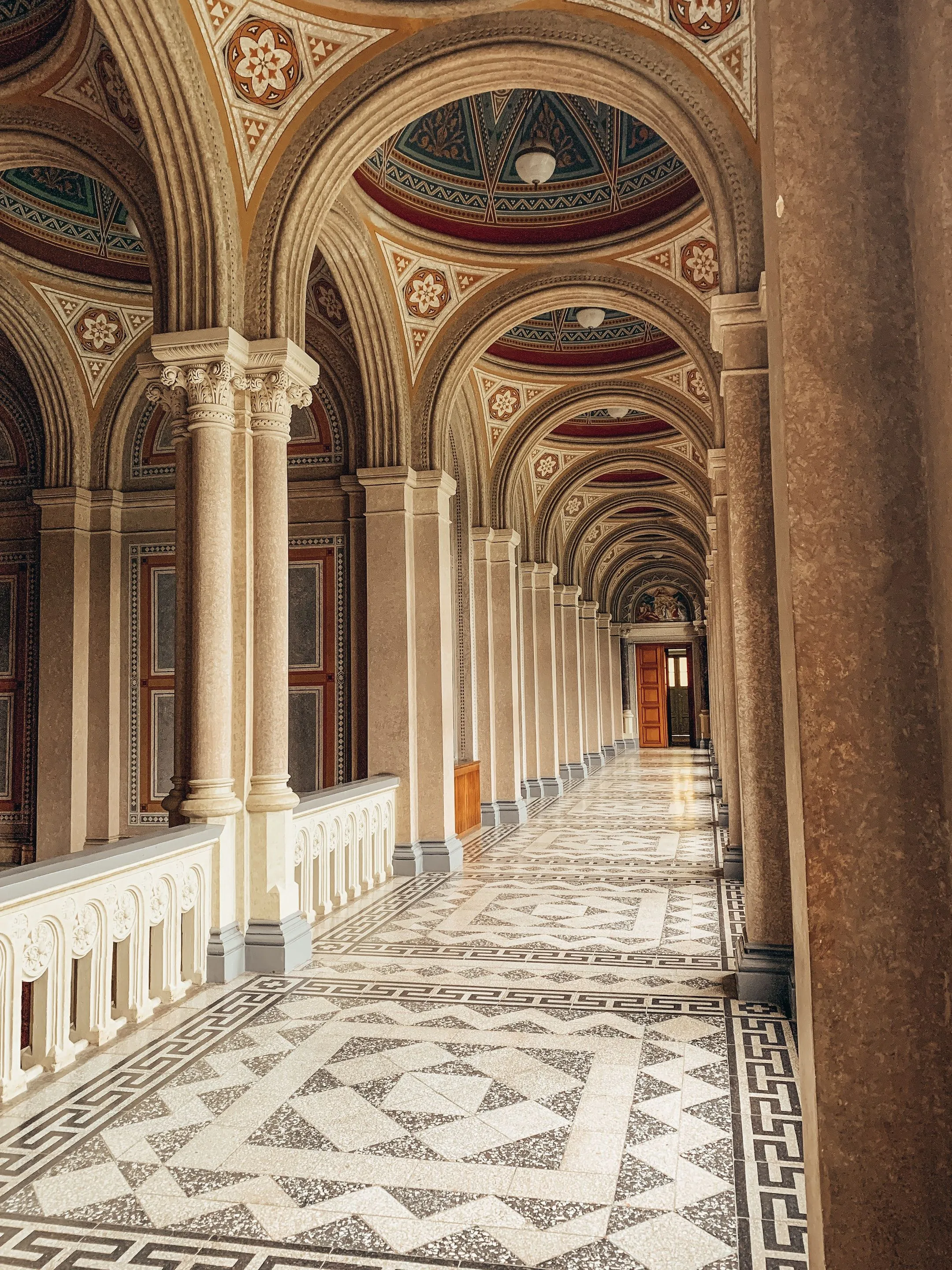 Університет всередині не менш приголомшливий Університет всередині не менш приголомшливий