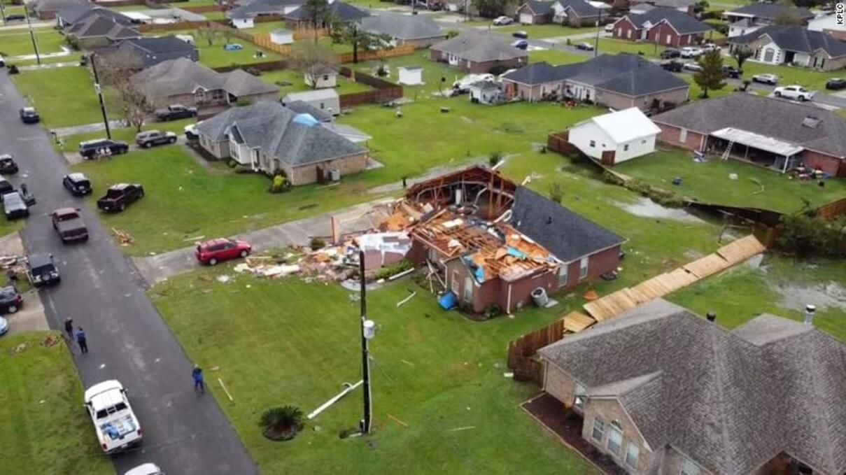 Мощный торнадо пронесся по Луизиане: потрясающие видео удара стихии