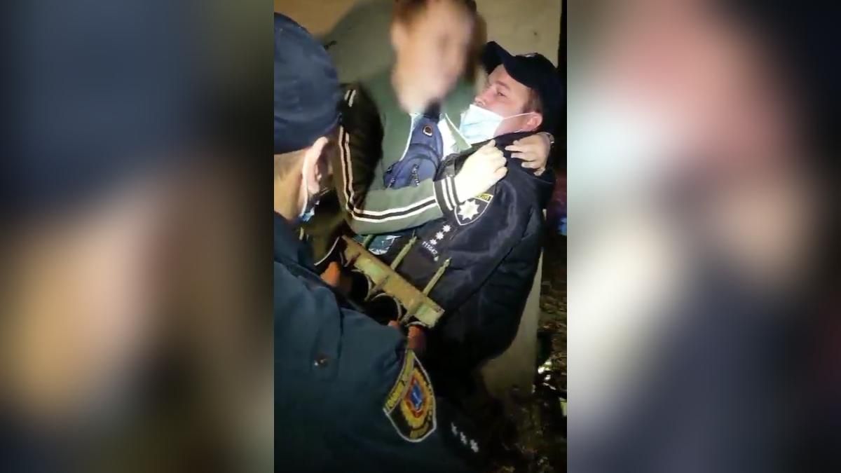 Под Одессой школьник упал на острое ограждение: забор застрял в животе Под Одессой школьник упал на острое ограждение: забор застрял в животе