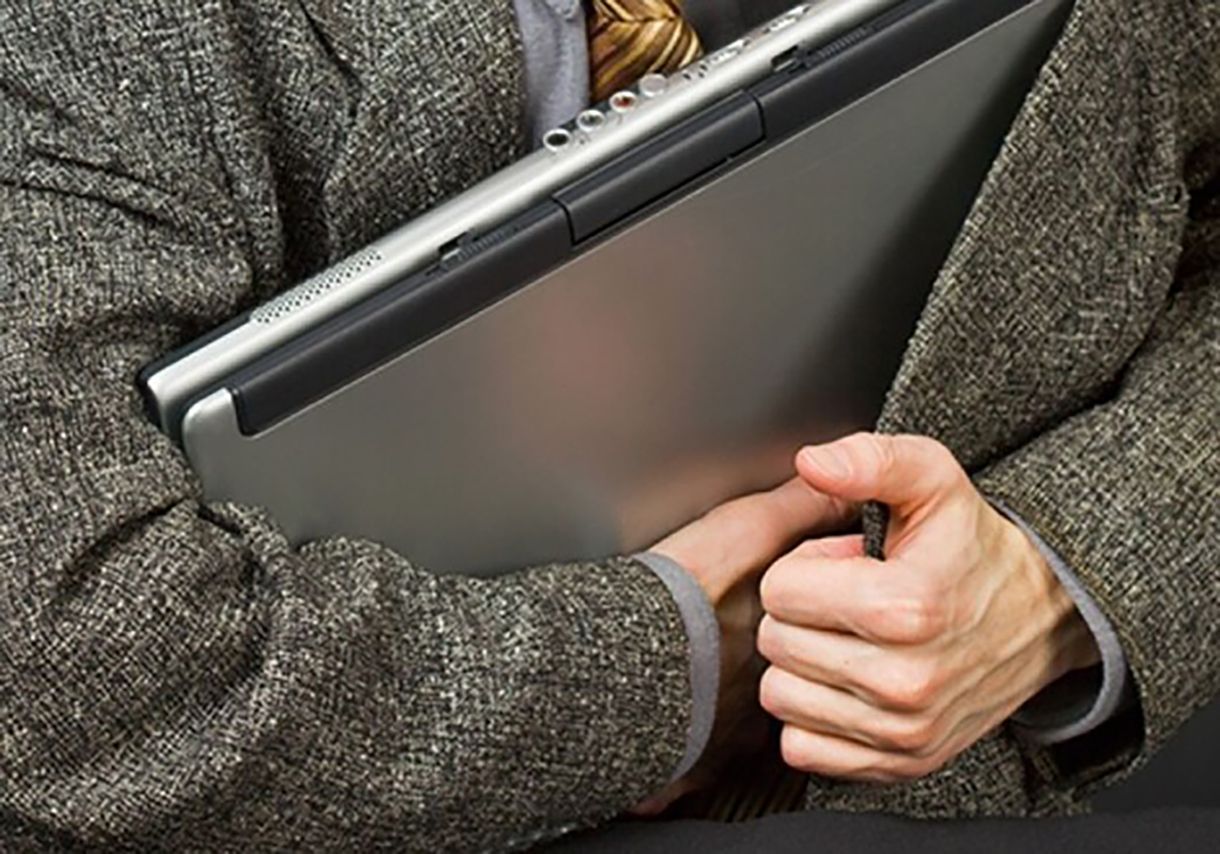 В Киеве учитель сдал в ломбард 19 школьных ноутбуков: какое наказание он получит В Киеве учитель сдал в ломбард 19 школьных ноутбуков: какое наказание он получит