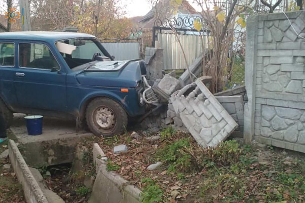 На Львівщині легковик влетів у бетонну огорожу: пасажир у лікарні - Новини Львова - Львів На Львівщині легковик влетів у бетонну огорожу: пасажир у лікарні - Новини Львова - Львів