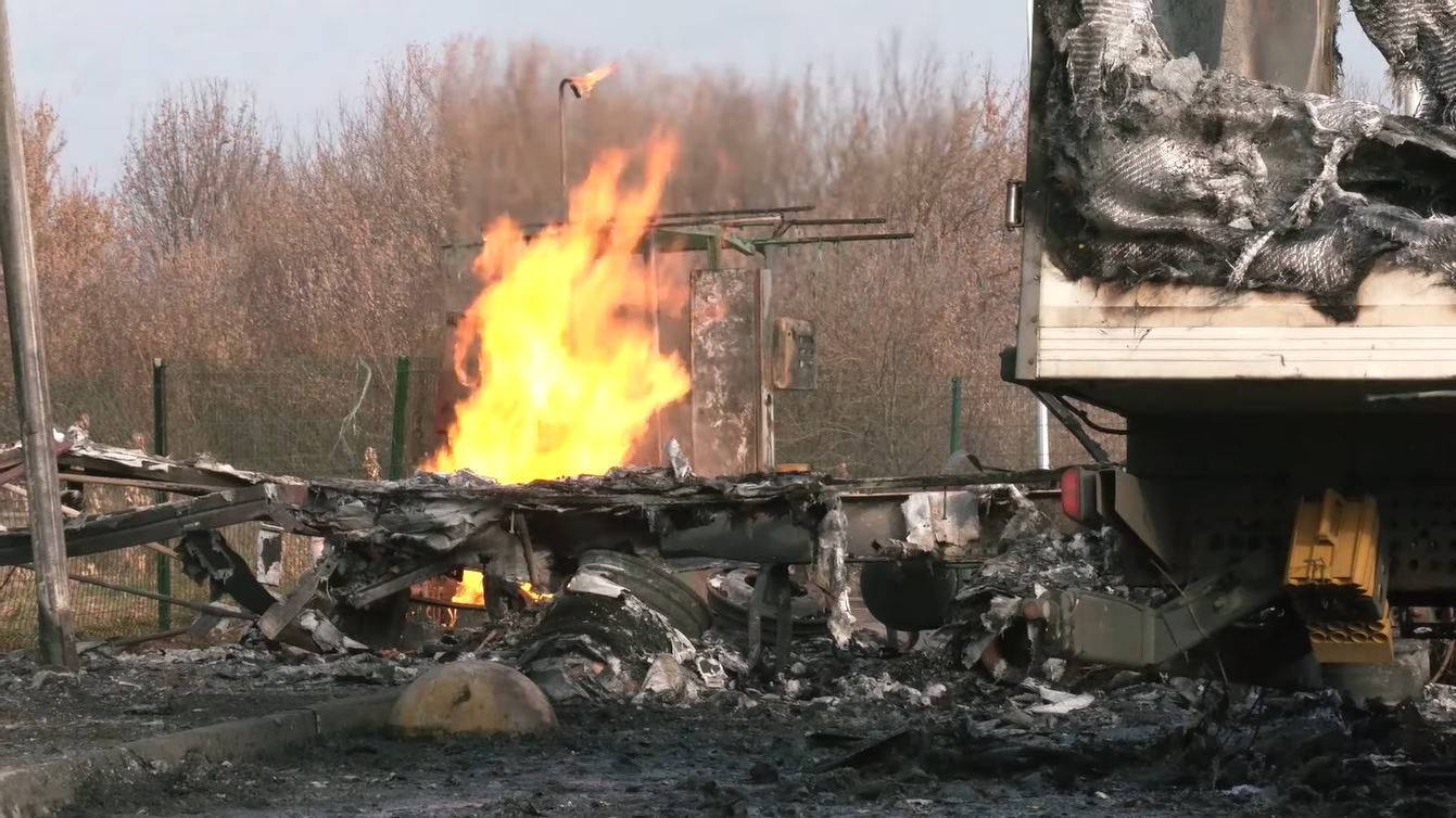Огонь бьет из-под земли: после взрыва АЗС под Харьковом горят остатки газа