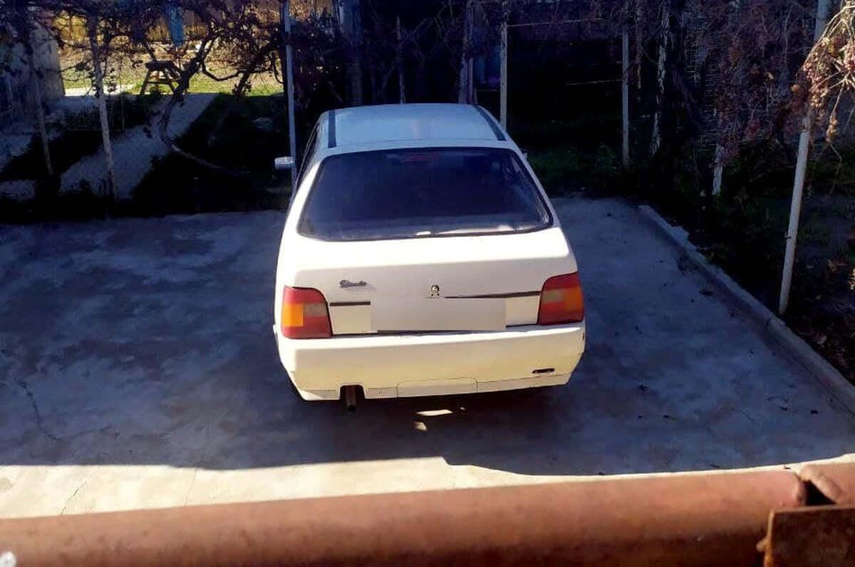 Пьяная водительница на парковке въехала в другое авто и сбежала Пьяная водительница на парковке въехала в другое авто и сбежала