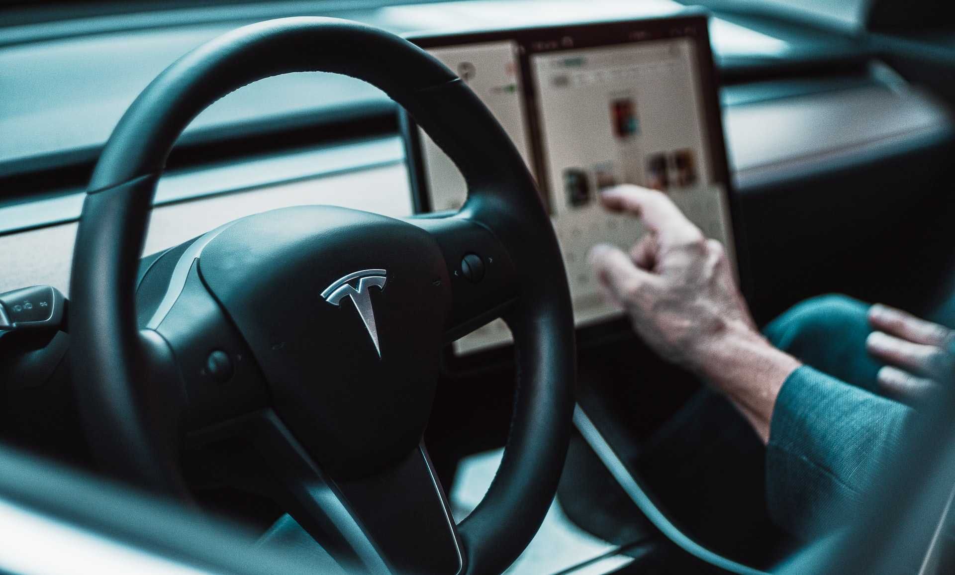 Автомобили Tesla научились передавать видео со встроенных камер на смартфон владельца