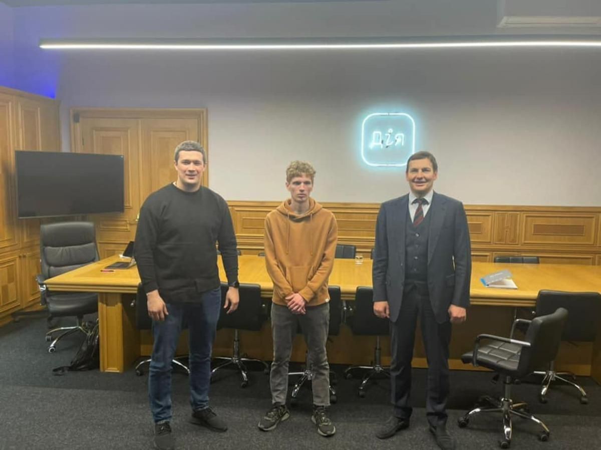 Создателю фейкового приложения Дия предложили стажировку в Минцифре Создателю фейкового приложения Дия предложили стажировку в Минцифре