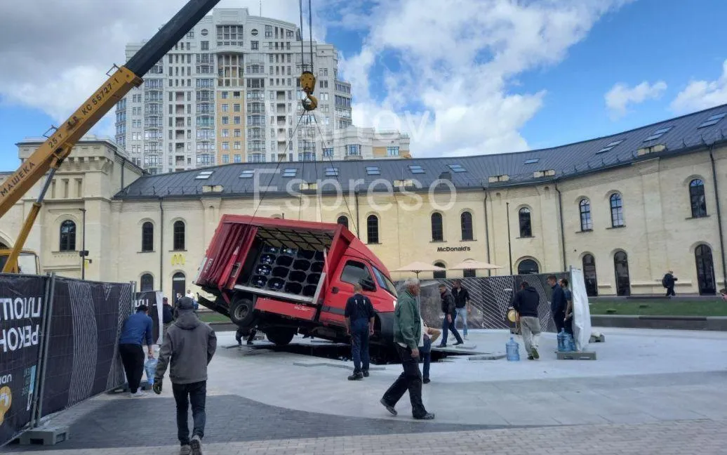 Вантажівка провалилася у фонтан на Арсенальній площі в Києві