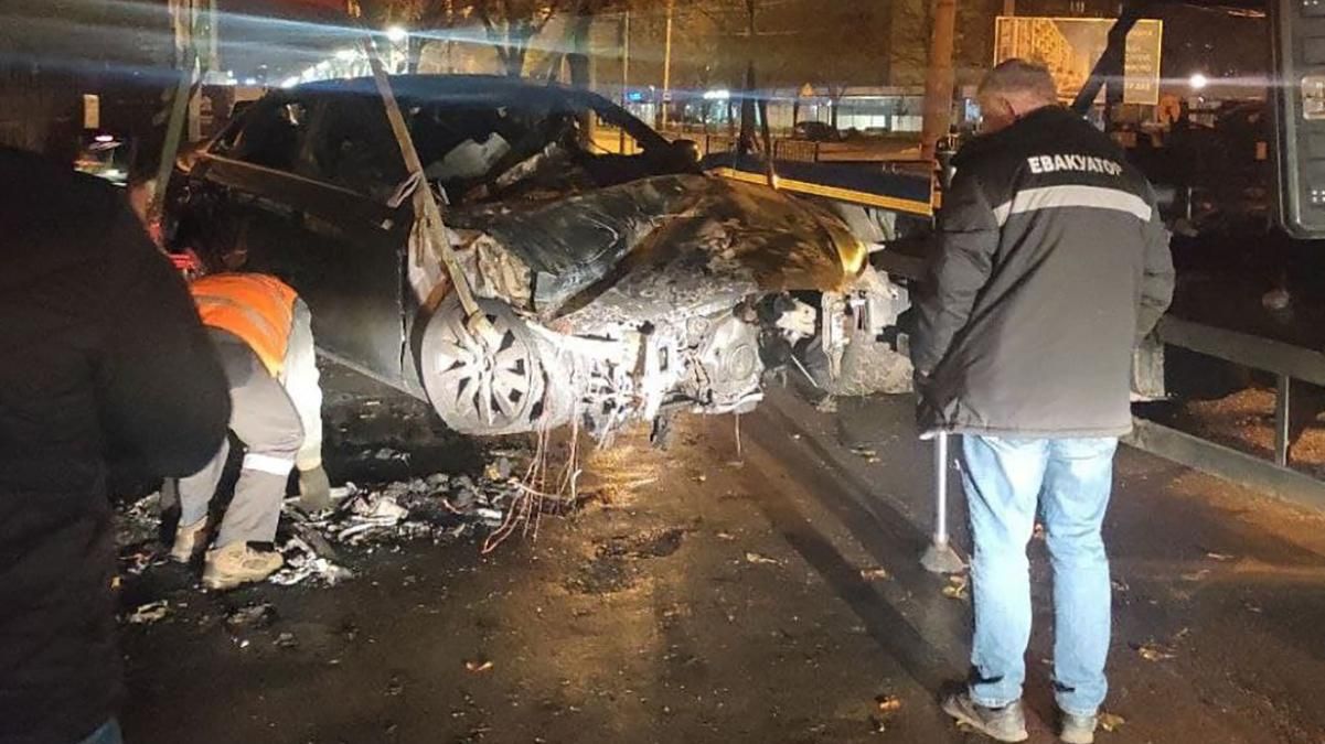 Вспыхнул пожар: во Львове пьяный водитель снес светофор и влетел в ограждение