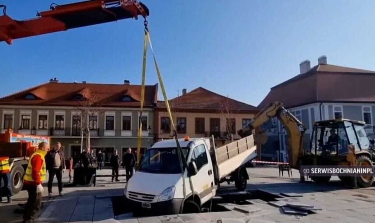 Пытались вытащить 2 часа: в Польше грузовик провалился в фонтан