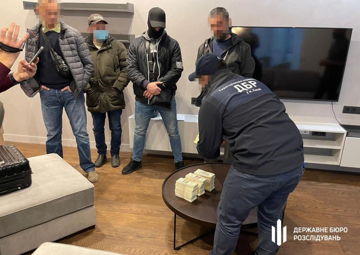 У Києві затримали адвоката, який сам створив клієнтам проблеми, а потім вимагав 2 квартири - Україна новини - 24 Канал У Києві затримали адвоката, який сам створив клієнтам проблеми, а потім вимагав 2 квартири - Україна новини - 24 Канал