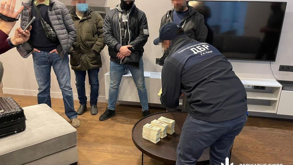 В Киеве задержали адвоката, который сам создал клиентам проблемы, а затем требовал 2 квартиры