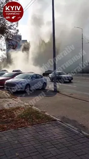 Аварія на вулиці Семена Скляренка у Києві, прорвало трубу з гарячою водою