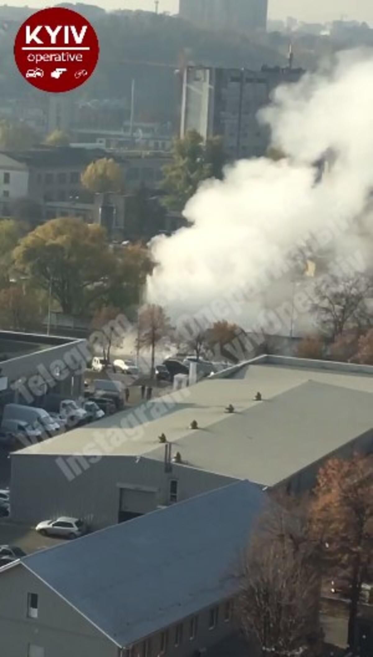 На Оболони из-за прорыва теплотрассы образовался огромный "гейзер": авария повредила дорогу На Оболони из-за прорыва теплотрассы образовался огромный "гейзер": авария повредила дорогу