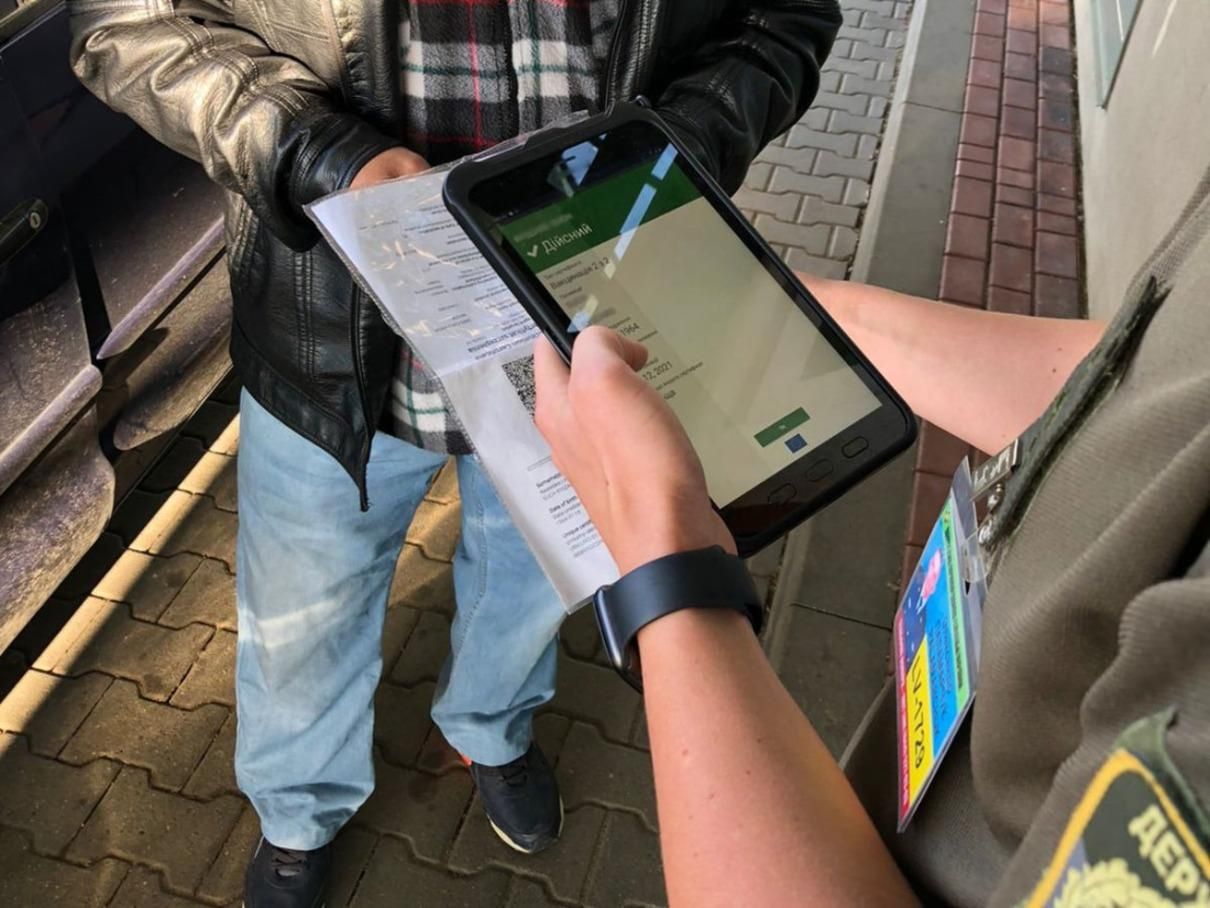 Полювання на фальшиві COVID-сертифікати: у "Борисполі" за день впіймали 11 порушників - Україна новини - 24 Канал Полювання на фальшиві COVID-сертифікати: у "Борисполі" за день впіймали 11 порушників - Україна новини - 24 Канал