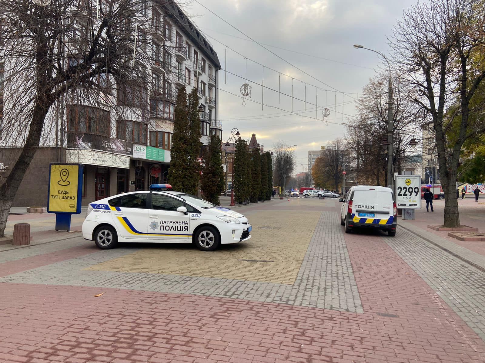 Центр Хмельницького перекривали через підозрілу валізу: фото з місця події - Україна новини - 24 Канал