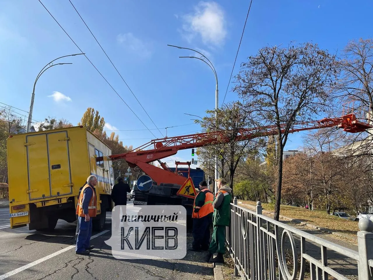 Аварія з вантажівкою комунальників на Голосіївському проспекті, авто перекрило рух 30 тролейбусів Аварія з вантажівкою комунальників на Голосіївському проспекті, авто перекрило рух 30 тролейбусів