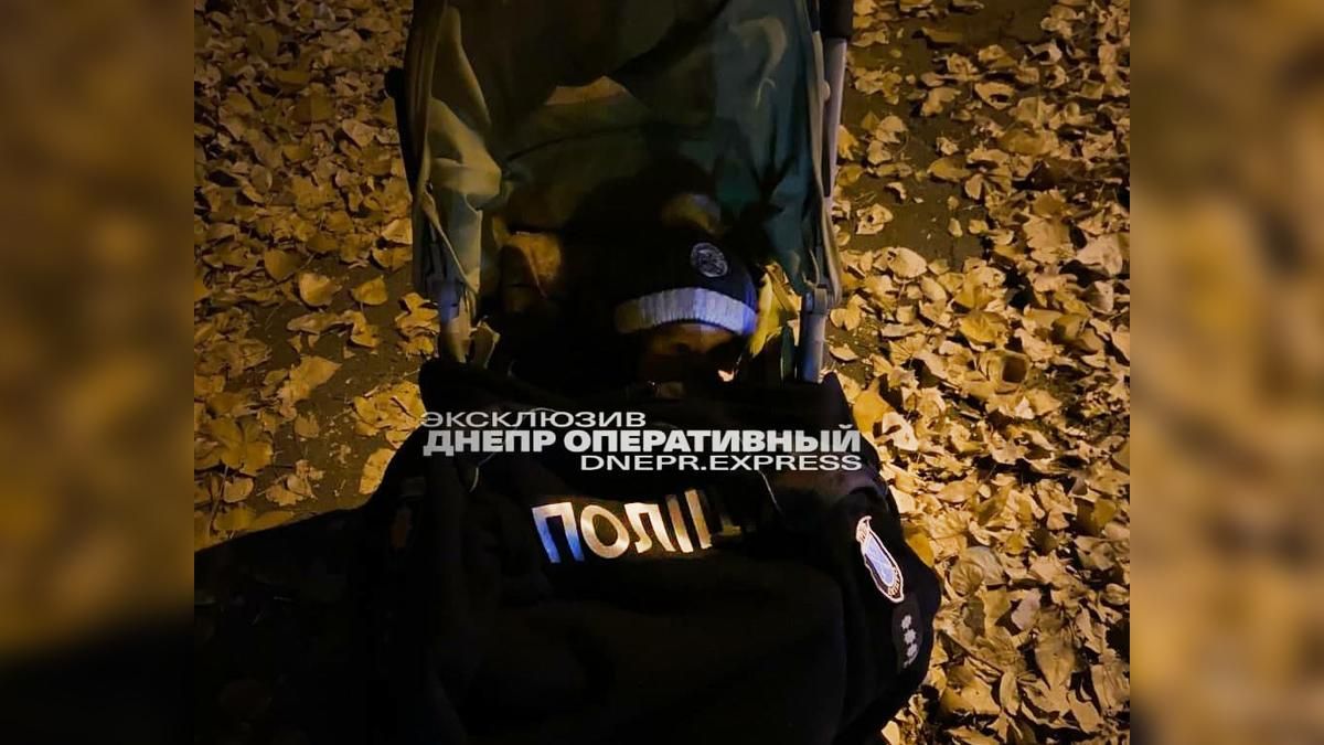 Пьяная мать из Днепра возмутила сеть: коляска опрокинута, а ребенок в крови Пьяная мать из Днепра возмутила сеть: коляска опрокинута, а ребенок в крови