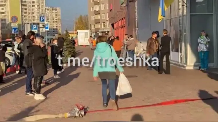 На Троєщині евакуювали людей з ТРЦ РайON, ДСНС проводила навчання На Троєщині евакуювали людей з ТРЦ РайON, ДСНС проводила навчання
