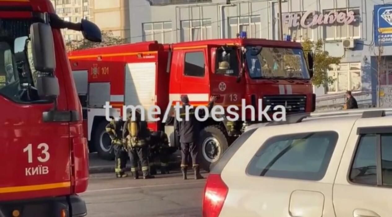 На Троещине произошел переполох из-за эвакуации из ТРЦ: спасатели объяснили, что это было На Троещине произошел переполох из-за эвакуации из ТРЦ: спасатели объяснили, что это было