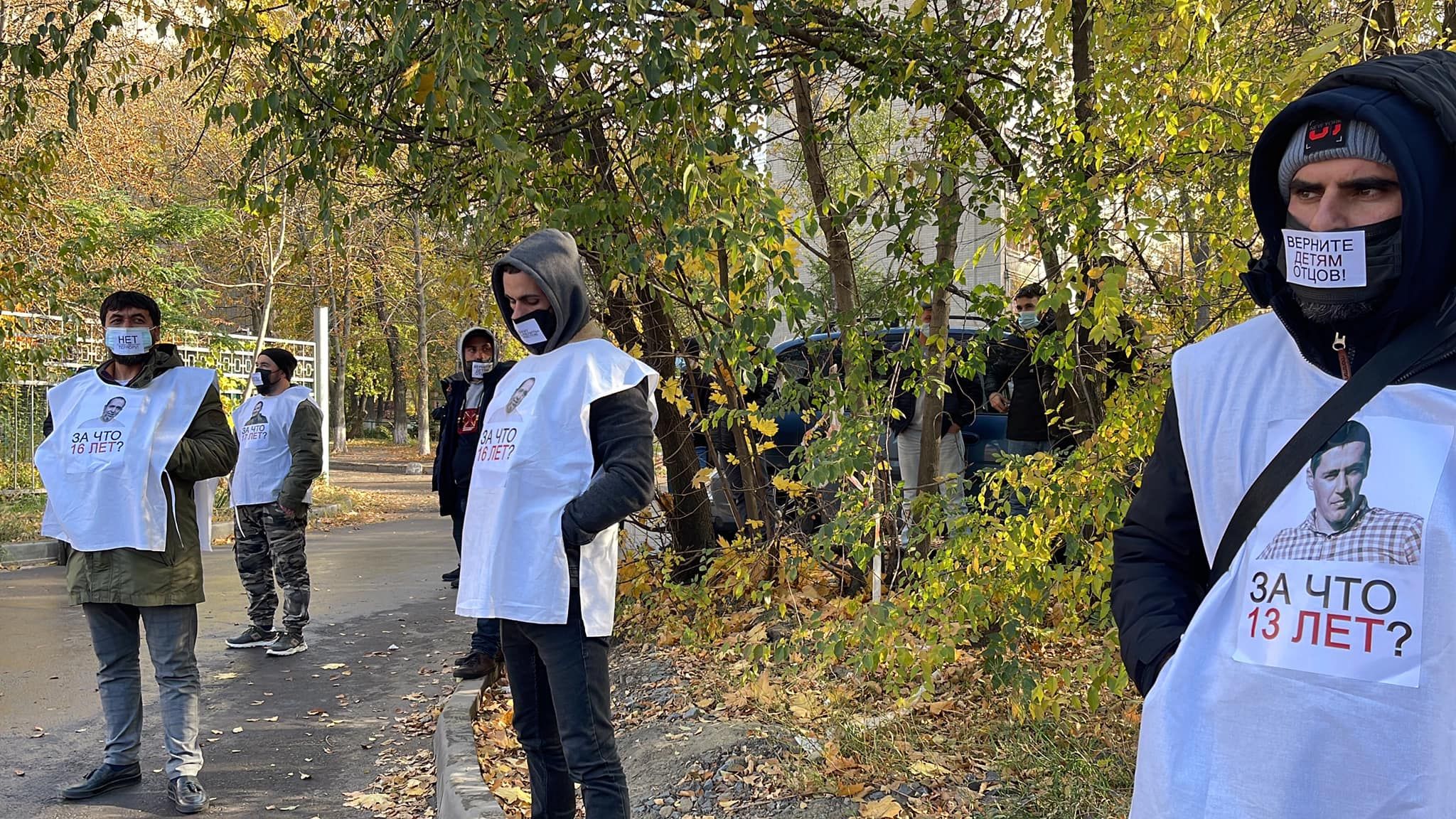 30 крымских татар российские силовики задержали возле "суда" в Крыму 30 крымских татар российские силовики задержали возле "суда" в Крыму