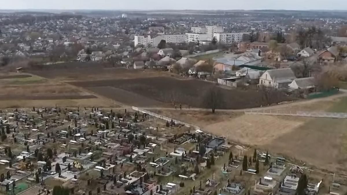 Хоронят почти на огородах: в Киевской области кладбище расширилось до домов города Хоронят почти на огородах: в Киевской области кладбище расширилось до домов города