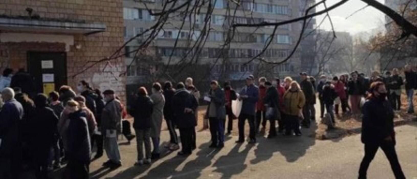 Вспомнили в шаге от локдауна: в Киеве выстроились очереди на вакцинацию