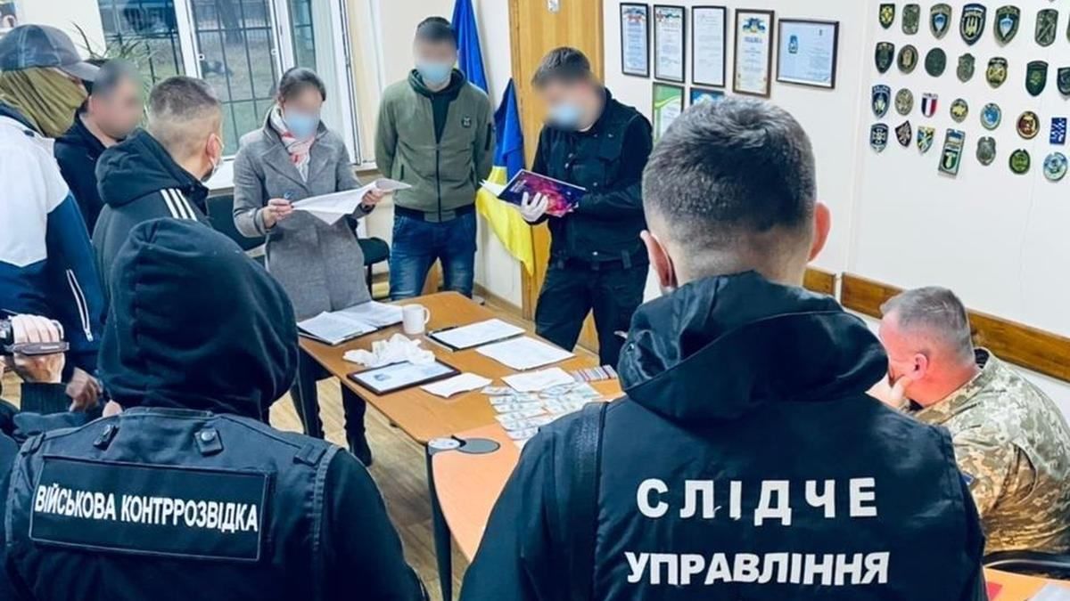 4 тысячи долларов за уклонение от службы: в Киевской области на взятке попался военный комиссар