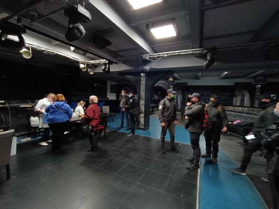 В Ивано-Франковске желающие привиться заблокировали медиков в центре вакцинации В Ивано-Франковске желающие привиться заблокировали медиков в центре вакцинации