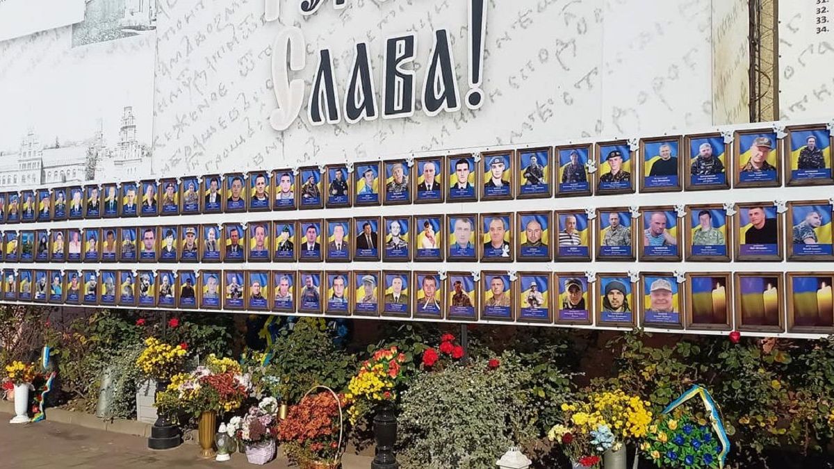 В центре Черновцов вандалы разбили фото погибших героев войны на Донбассе