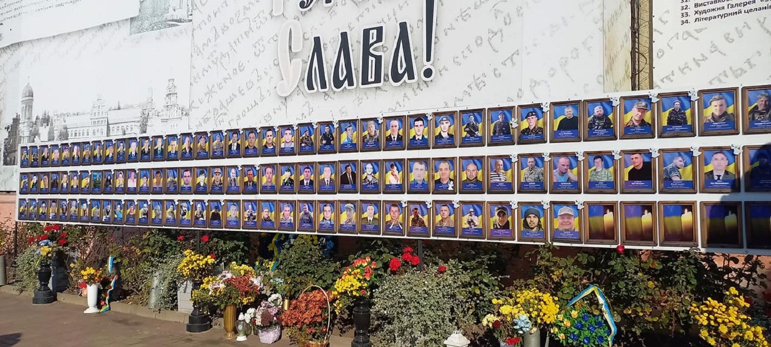 В центре Черновцов вандалы разбили фото погибших героев войны на Донбассе