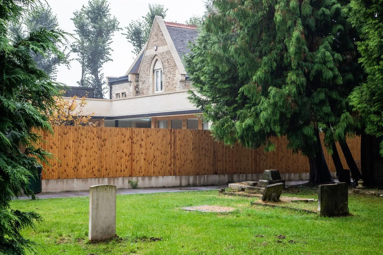 Мешканець Лондона перетворив будиночок доглядача кладовища на стильне помешкання 