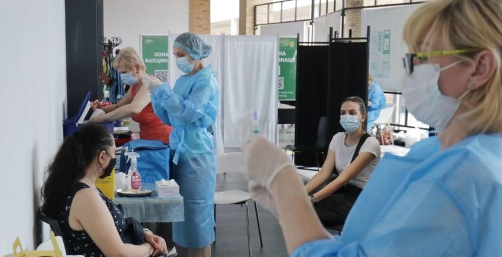 Аншлаг в центрах вакцинации Львова: когда прививаться, чтобы не попасть в большую очередь Аншлаг в центрах вакцинации Львова: когда прививаться, чтобы не попасть в большую очередь